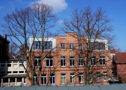 schulhofseite-vier-neue-klassenraeume-fuer-das-schiller-gymnasium